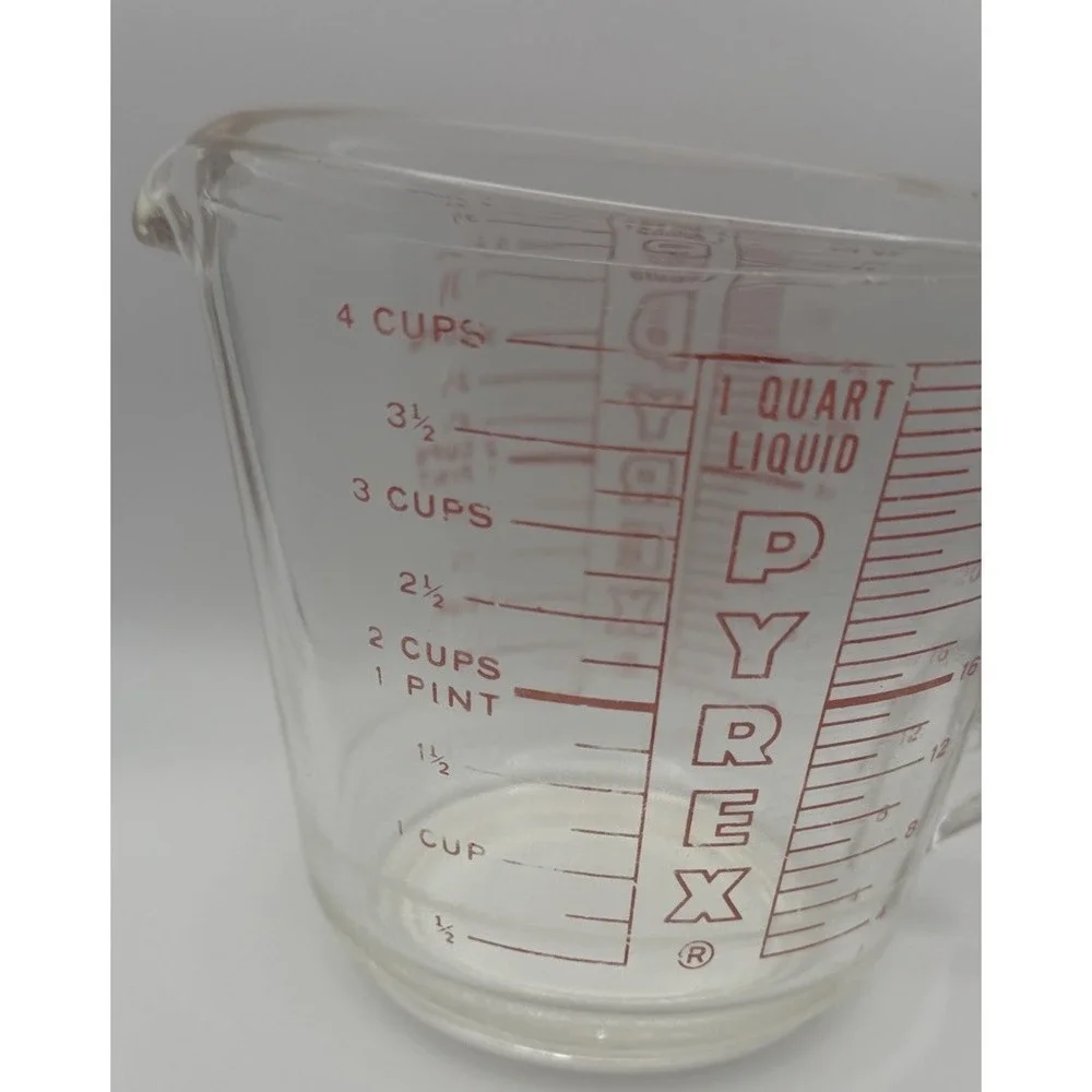 Vintage PYREX #532 1 Quart Measuring Cup Red Lettering Photographic Use D Handle